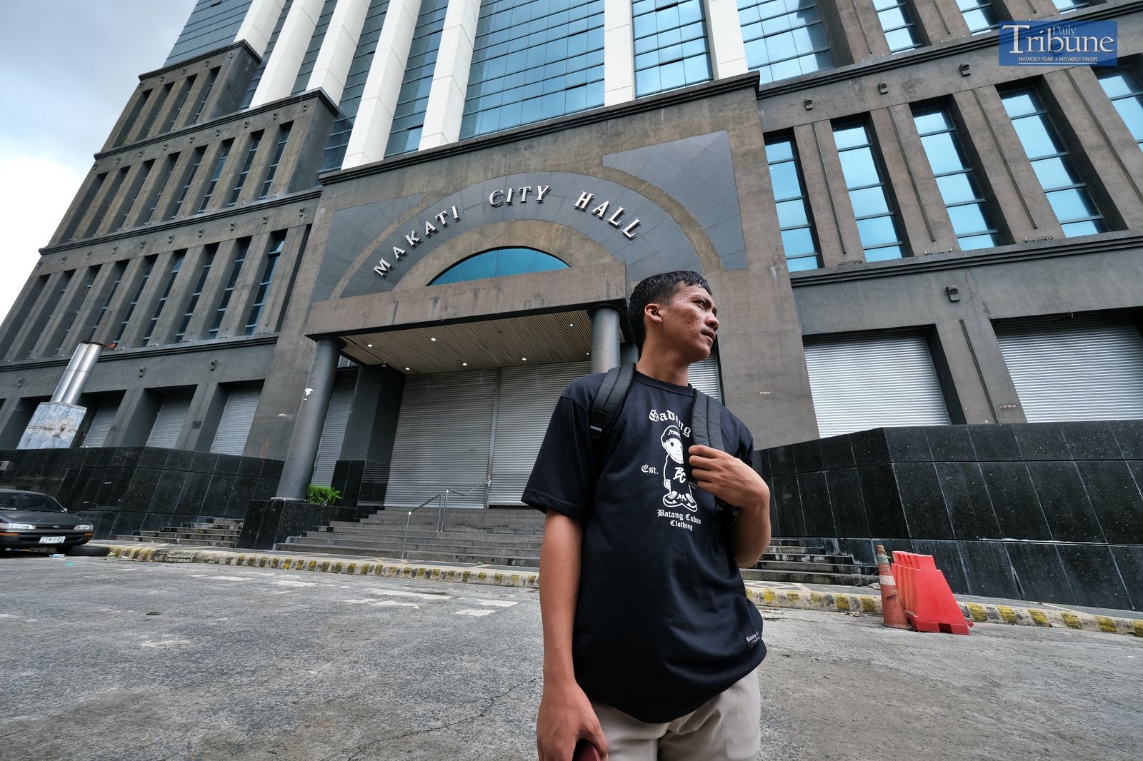 TRIBUNE-man-outside-makati-city-hall